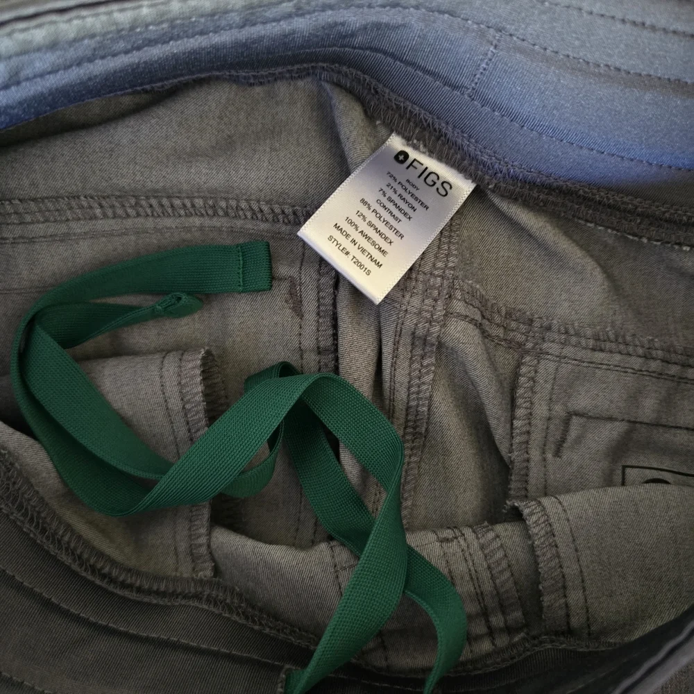 Figs Gray Cargo Pants with Comfortable‎ Fit and Modern Design